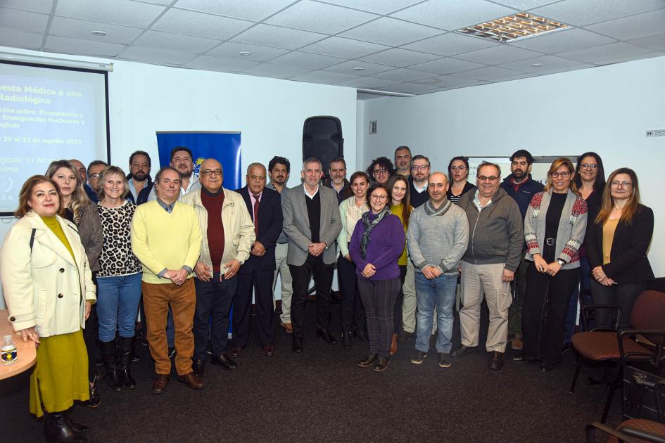 grupo de participantes y expertos foto grupal