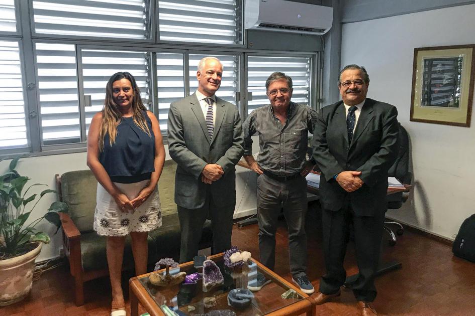 Autoridades del MIEM Posan para la foto el director general de Secretaría, el director de Dinamige, Abreu y una asesora