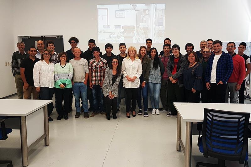 La ministra de Industria, Energía y Minería, Ing. Carolina Cosse posa junto a los estudiantes La ministra de Industria, Energía y Minería, Ing. Carolina Cosse posa junto a los estudiantes