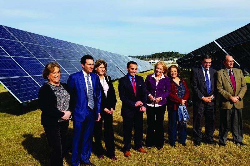 Autoridades en la planta solar fotovoltaica del Aeropuerto de Carrasco Autoridades en la planta solar fotovoltaica del Aeropuerto de Carrasco