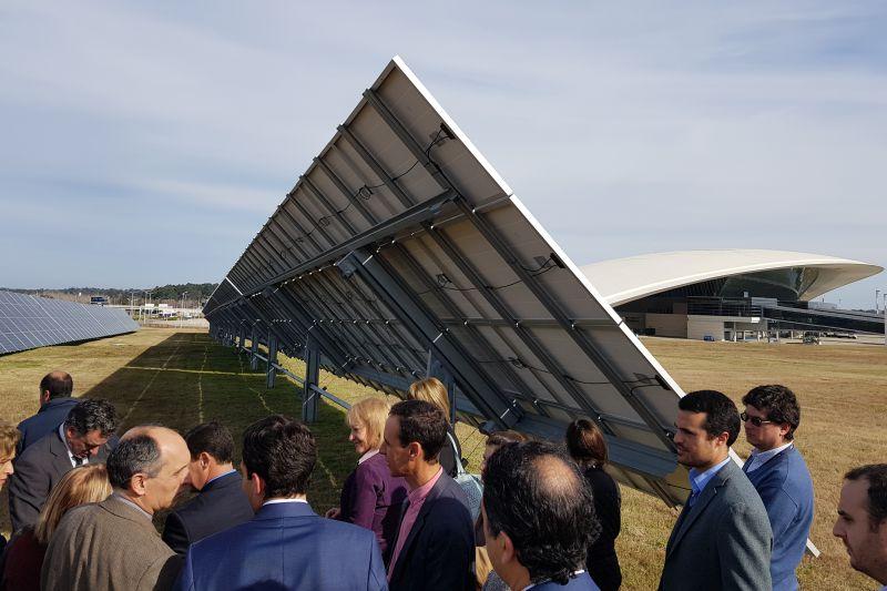 Autoridades recorriendo la planta solar fotovoltaica del Aeropuerto de Carrasco Autoridades recorriendo la planta solar fotovoltaica del Aeropuerto de Carrasco