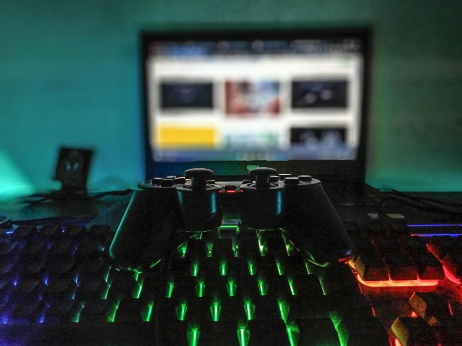 Imagen de un gamepad y una pantalla Imagen de un gamepad y una pantalla