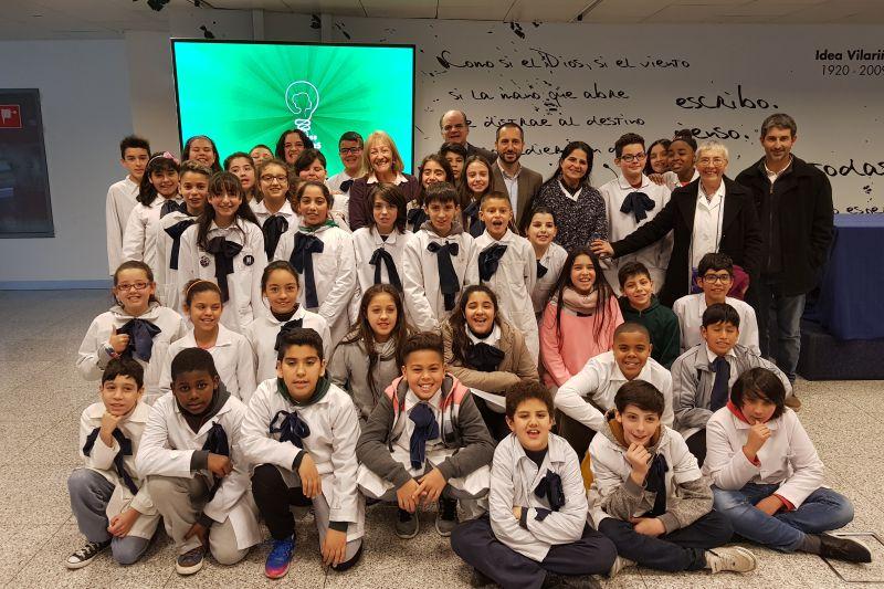 Ministra Cosse junto a grupos escolares durante el lanzamiento del concurso Genias de las ciencias