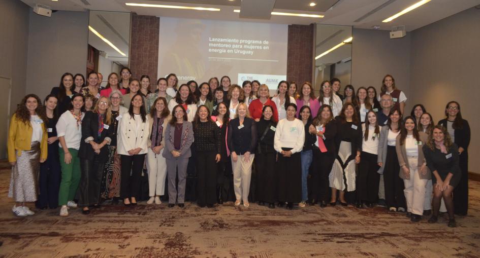Foto grupal con todas las participantes. La ministra está en el centro.