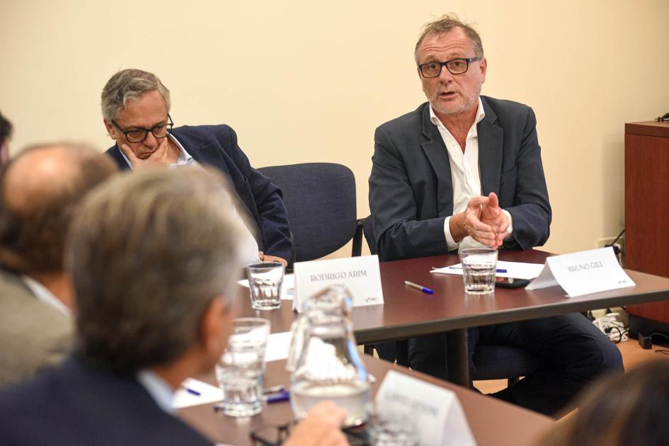Bruno Gili, asesor de Presidencia de la República Gili habla junto a Arim; otras autoridades se ven de espalda