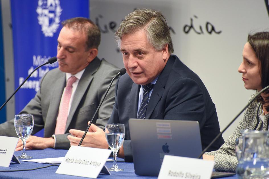 Ministro Omar Paganini Ministro Paganini habla en mesa de autoridades; detrás se ve un banner del MIEM