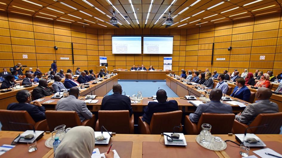 Junta de Gobernadores del OIEA Foto de personas reunidas alrededor de mesas en forma de rectángulo