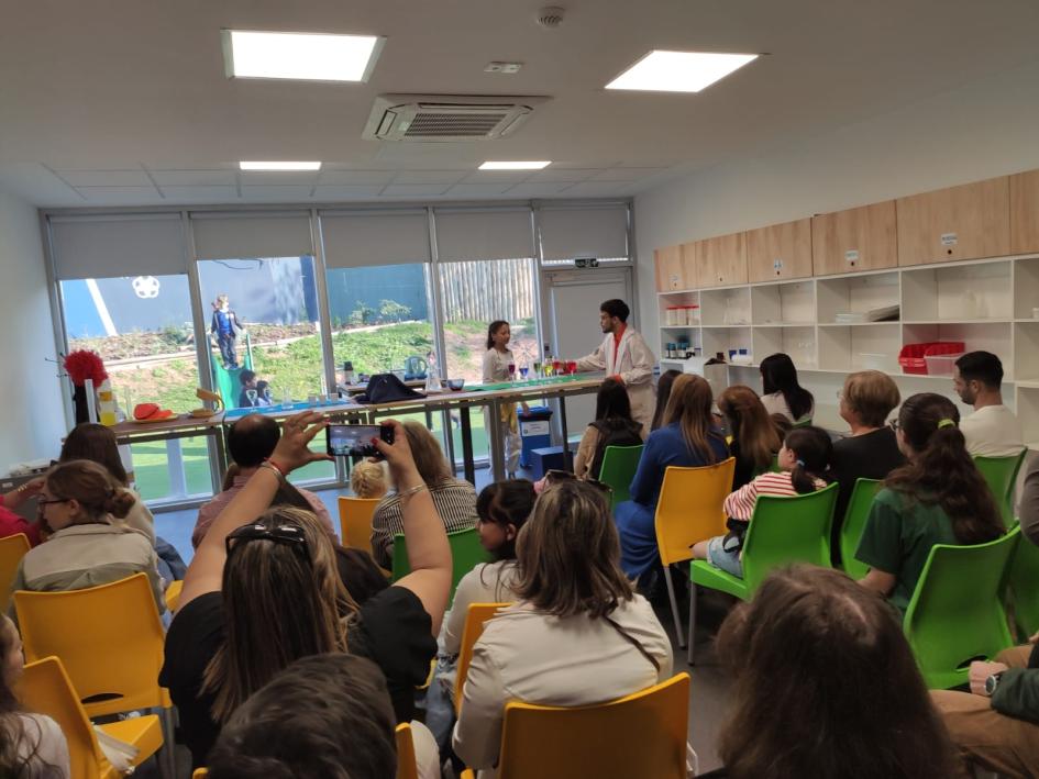 Jornada en Espacio Ciencia Taller de laboratorio con expositor mostrandp experimentos al público