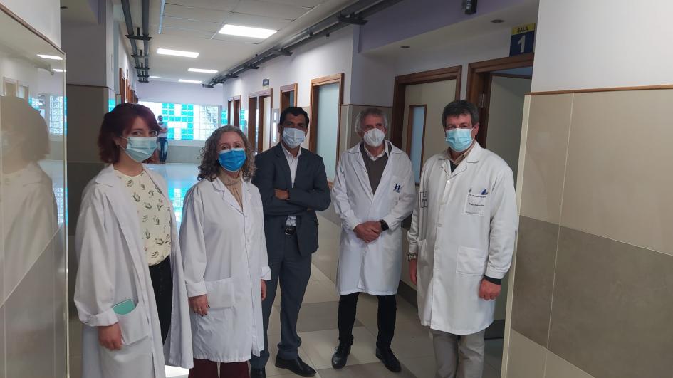 Autoridades del hospital junto a expertos internacionales y al director de la ARNR Grupo de cinco personas, cuatro de ellos con túnica, en pasillo del hospital