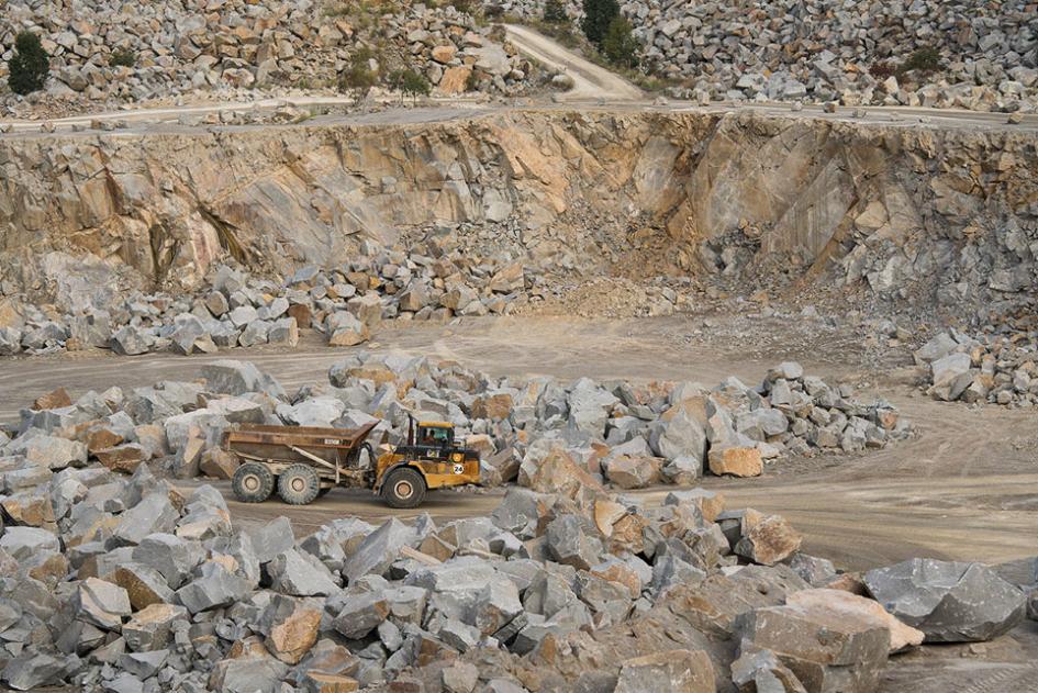 Nuevas disposiciones referentes a reporte de uso de explosivos y voladuras Hueco en la tierra, a cielo abierto