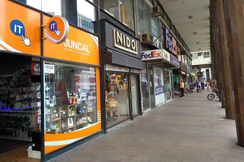 Calle con comercios Calle con comercios