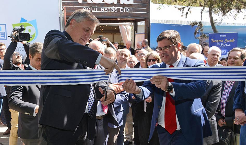 Inauguración del prado Corte de cinta en la inauguración del stand