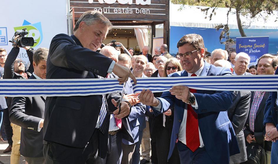 Corte de cinta en la inauguración del stand