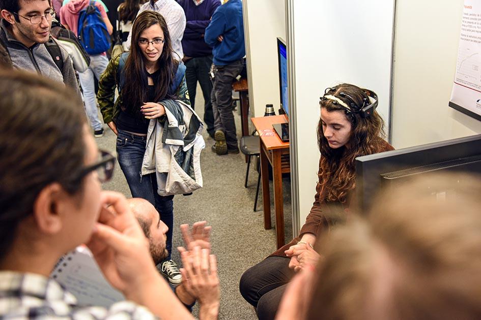 Un grupo de jóvenes dialoga con adultos en medio de stands