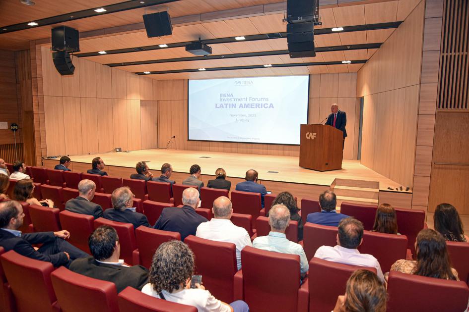 El evento se desarrolló en la sede de la CAF Sala de CAF; en el escenario, habla Verri y pantalla