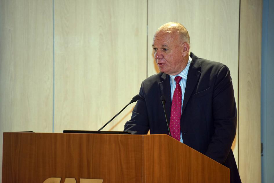 Subsecretario Walter Verri en el lanzamiento del foro Walter Verri habla desde un atril
