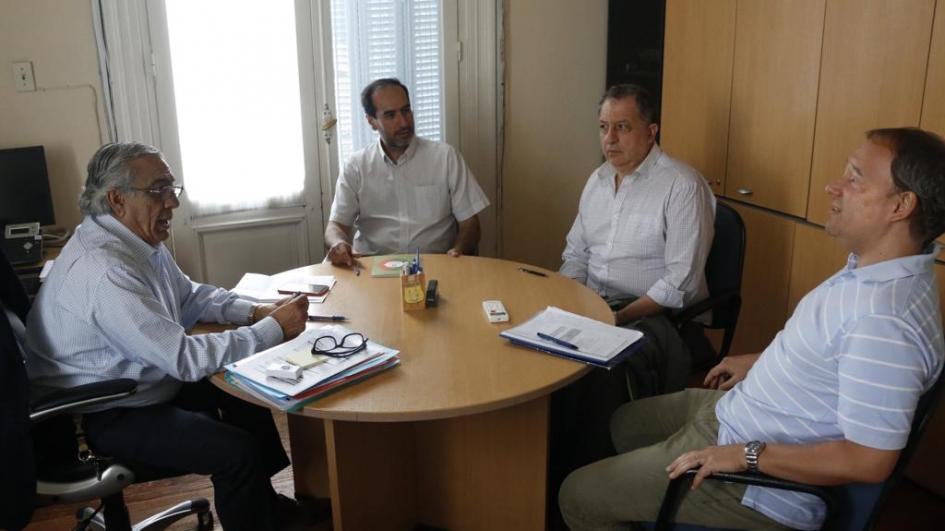 Intendente Omar Lafluf dialoga con consultores Intendente Lafluf con consultores