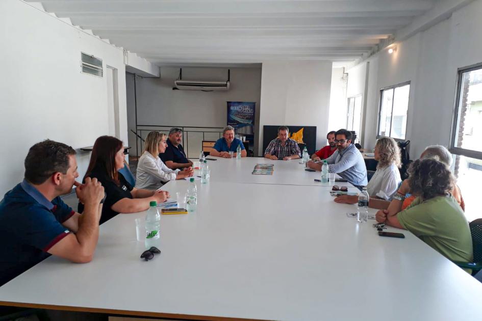 Diálogo en la Agencia de Desarrollo del Este de Colonia Maciel dialoga con varias personas en una gran mesa