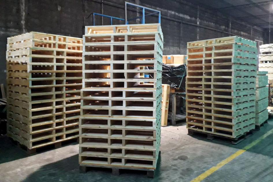 Planta de pallets Imanod Pallets apilados en una planta