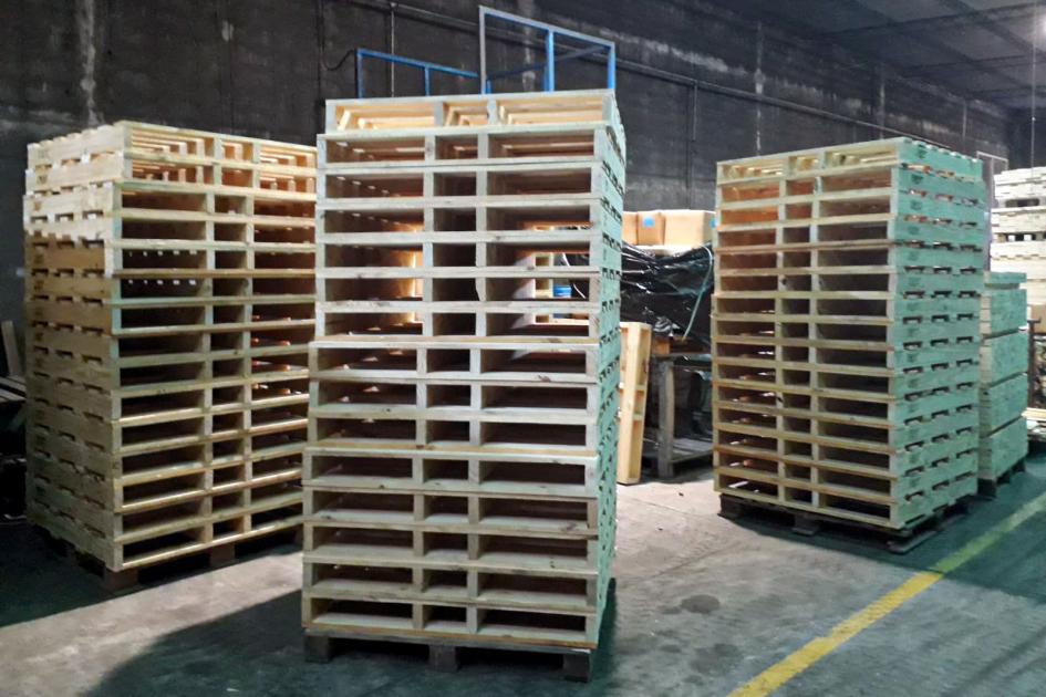 Pallets apilados en una planta