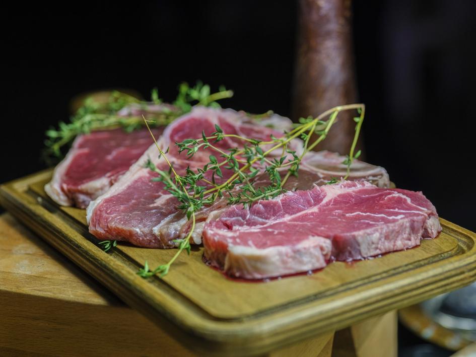 El documento abierto a consulta pública incluye los aditivos para carnes Cortes de carne sobre una tabla