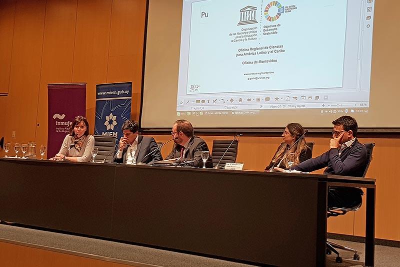 Panel “La comunicación como profesión y los retos en materia de derechos” Panel “La comunicación como profesión y los retos en materia de derechos”