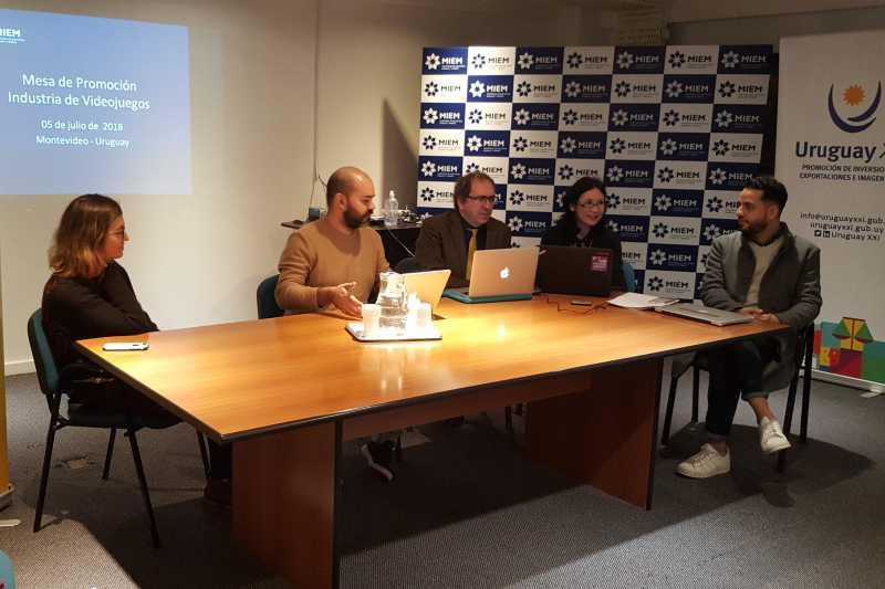 Mesa de Promoción de la Industria del Videojuegos desarrollada en el MIEM Mesa de Promoción de la Industria del Videojuegos desarrollada en el MIEM