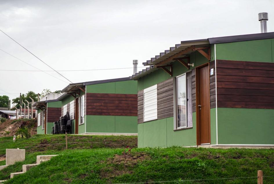 Exterior de las viviendas, en marrón y verde