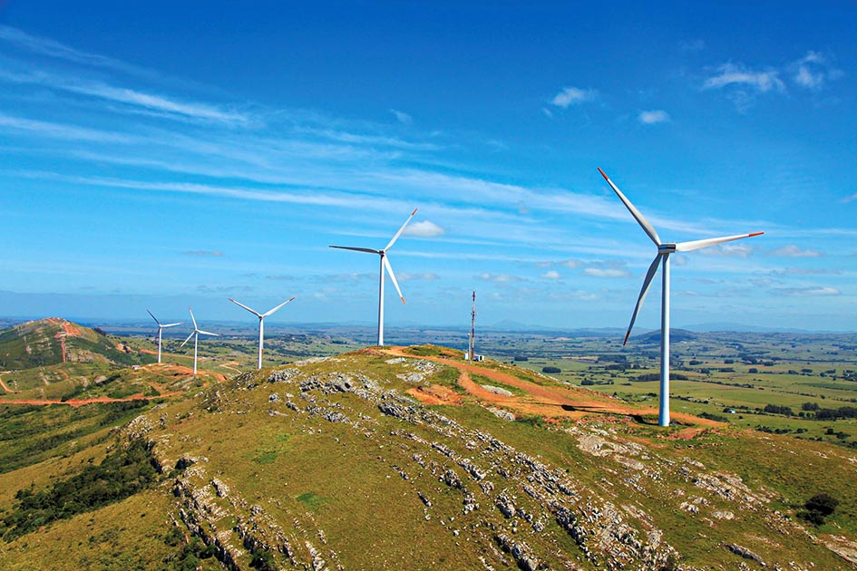 La transformación de la matriz energética es uno de los pilares de nuestro trabajo Aerogeneradores en una colina, en un día soleado