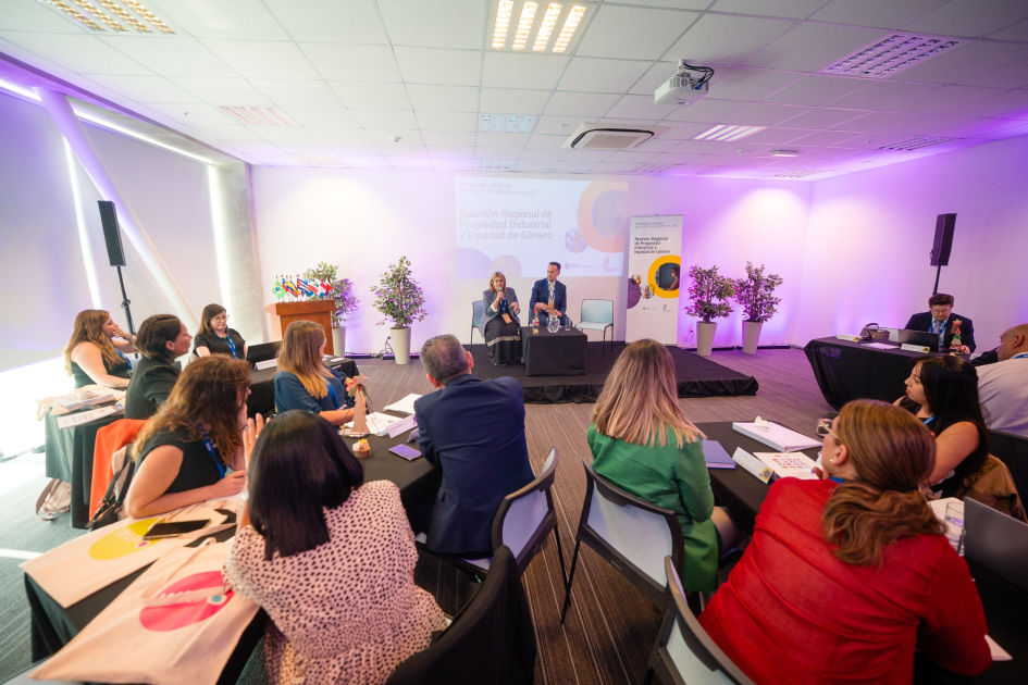 Reunión Regional sobre Propiedad Industrial y Equidad Género. Foto: Nicolás Núñez personas sentadas en mesas de trabajo