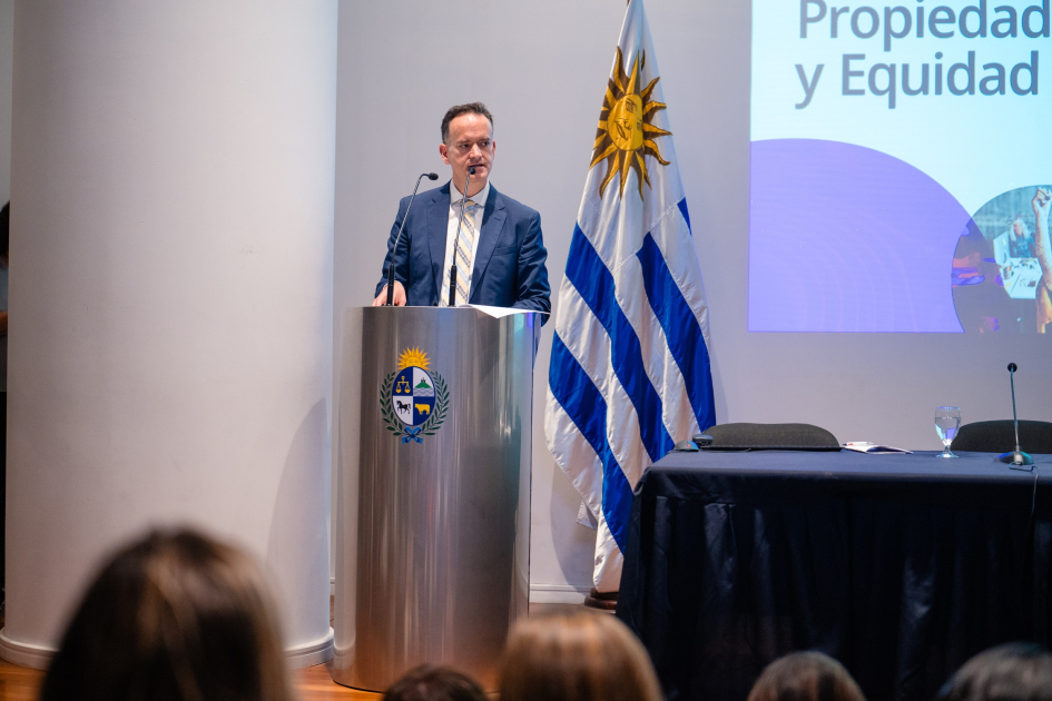 Victor Guizar, Consejero OMPI. Foto: Nicolás Núñez hombre parado detrás de un atril dando un discurso