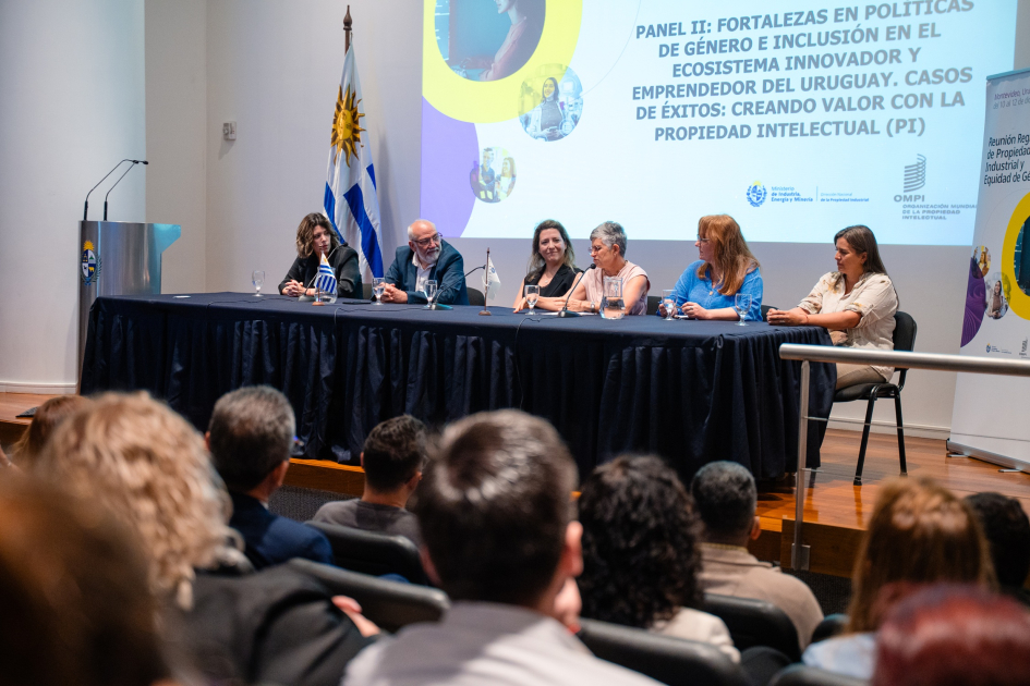 Panel: Fortalezas en políticas de género e inclusión en el ecosistema innovador y emprendedor del Uy 6 personas sentadas detras de una mesa