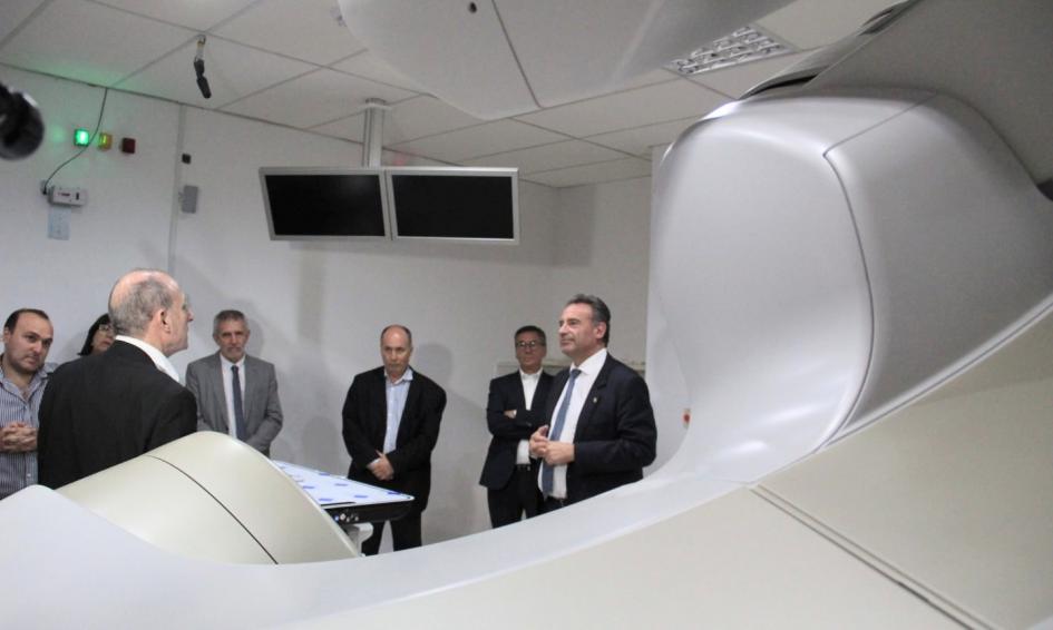 Inauguración de nuevos equipos de OncoSur Personas reunidas alrededor de un acelerador lineal