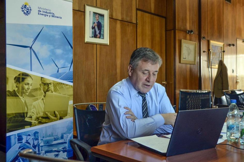 Ministro Paganini en webinar Estemos abiertos Uruguay