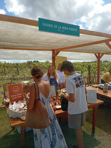 Queseros artesanales en un stand