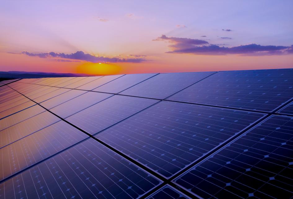 Uruguay sigue expandiendo su capacidad en eneregías renovables, en particular la de origen solar Paneles solares al atardecer