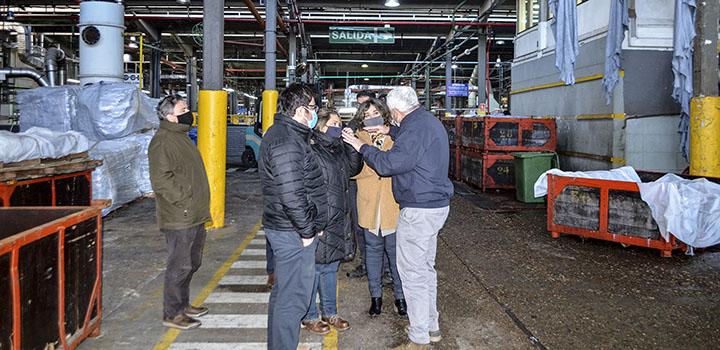 El equipo del MIEM dialoga con representantes de Paycueros en las instalaciones de esta industria El equipo del MIEM dialoga con representantes de Paycueros en las instalaciones de esta industria