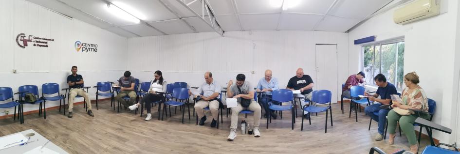 Lanzamiento de la segunda edición del programa de apoyo a empresas metalmecánicas de Paysandú Empresarios del sector beneficiarios del programa, sentados en un salón