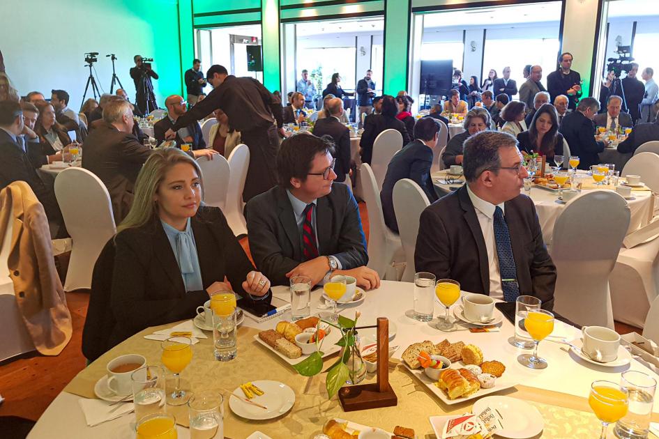 Directora Susana Pecoy, junto a otras autoridades, sentada en una mesa