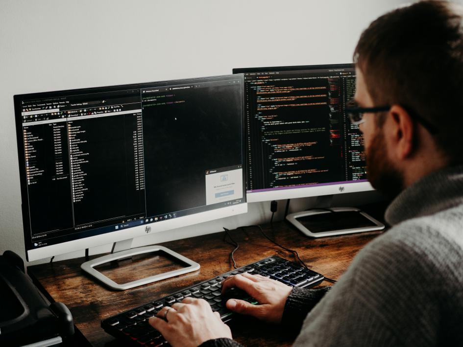 Listado de servicios de la División Gestión Tecnológica Hombre trabaja en una computadora