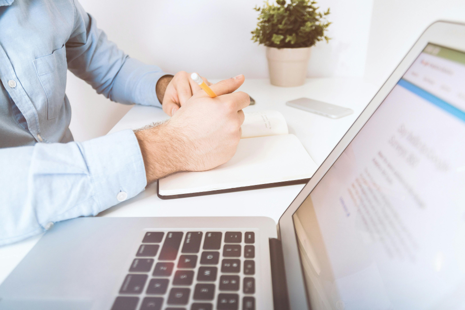 Búsqueda de solicitudes de marcas Persona buscando información en una computadora