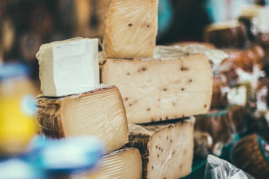Las denominaciones de origen son relevantes para diversos productos, como los quesos Quesos sobre una mesa