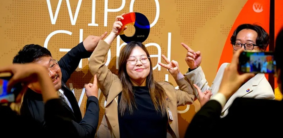 Premios Mundiales OMPI 2026. Foto: OMPI. Varias personas celebran la obtención del premio