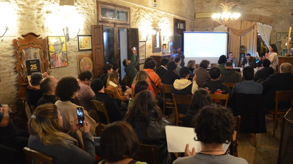 Autoridades y referentes intercambiaron sobre el sector audiovisual en Salto Público; al fondo, mesa de autoridades