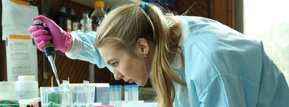 Consultorías buscan fortalecer agenda regulatoria y procesos de habilitación en sectores clave Mujer trabaja en n laboratorio