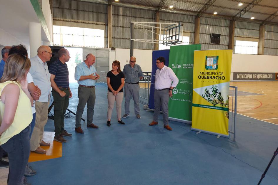 Autoridades del MIEM y alcaldesa de Quebracho recorren el gimnasio de esa ciudad Inauguración de la iluminación interior de la gimnasio y de los calentadores solares para las duchas