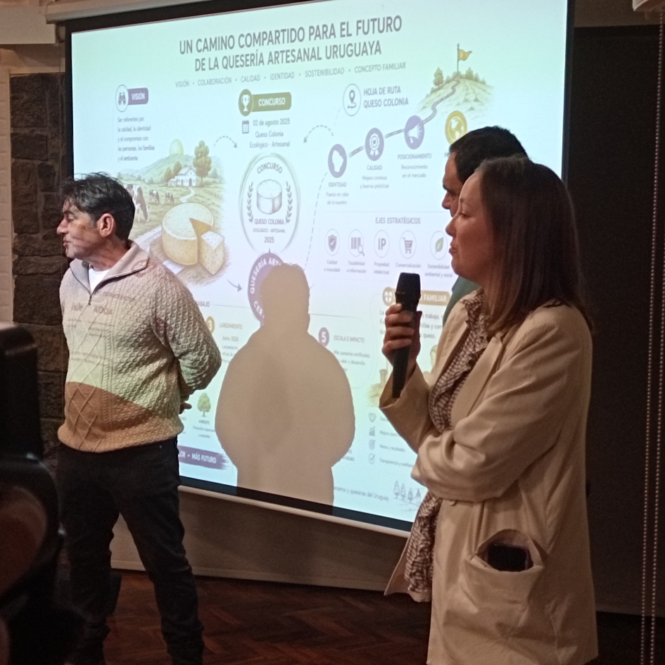 Equipos técnicos informaron del proceso de certificación Personas de pie, junto a una pantalla