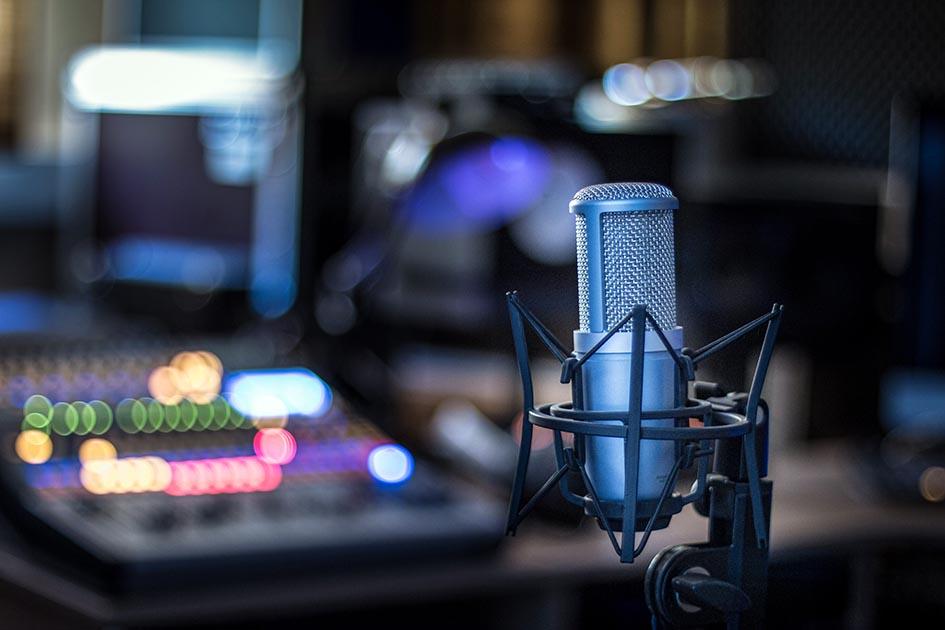 Foto radiodifusión Micrófono en un estudio de radio