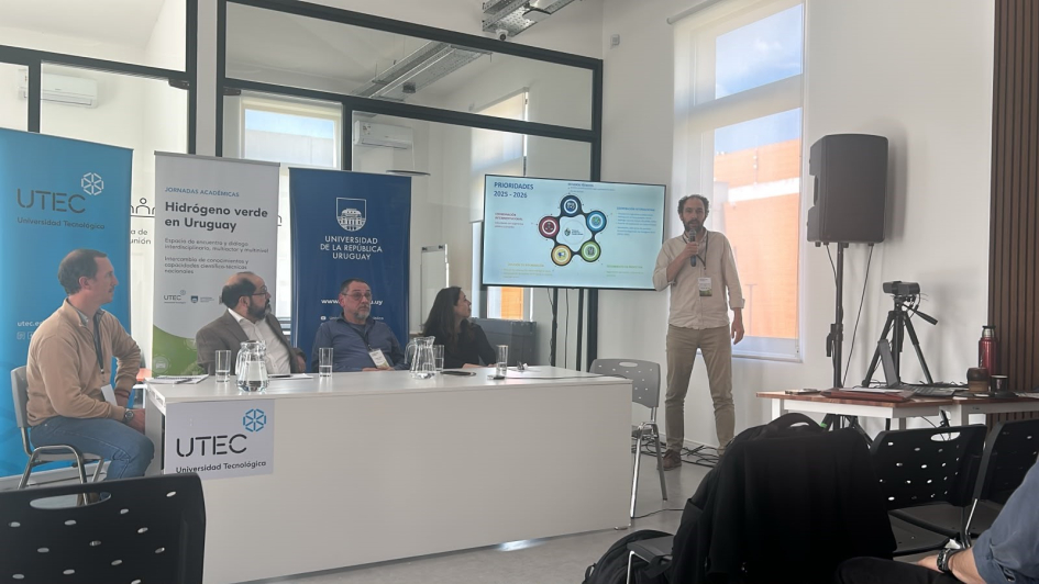 Federico Rehermann, coordinador del programa H2U, participó de las jornadas Rehermann, de pie, al lado de otras y otros participantes, sentados