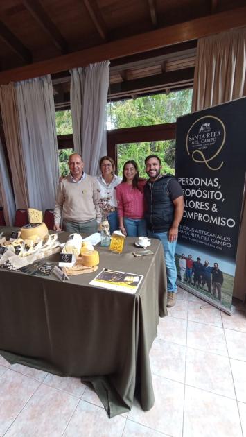 Ronda de negocios de la quesería artesanal Queseros artesanales tras una mesa